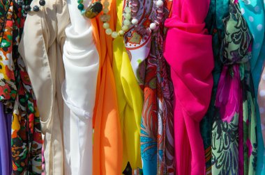 Doku arka planı, desen. Bir tabl üzerine yığılmış farklı kumaşlar