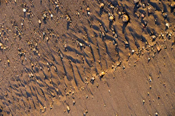 Paisagem verão. Um desenho na areia criada pela água e ganhar — Fotografia de Stock