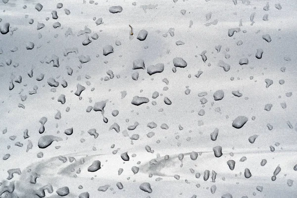 Lluvia de verano, gotas de agua en la pintura del coche. una pequeña ronda o p — Foto de Stock