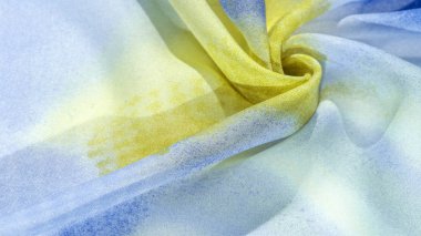 soluk mavi ipek kumaş, sarı ve beyaz, soyut desen ve
