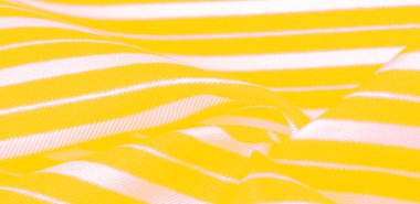 ipek çizgili kumaş. sarı beyaz çizgiler. Bu güzel, süper