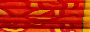 doku ipek, boyalı sarı çiçekler ile kumaş kırmızı arka plan 