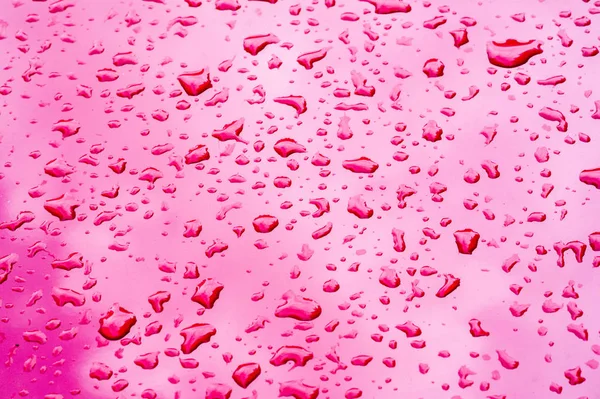 Lluvia de verano, gotas de agua en la pintura del coche. una pequeña ronda o p —  Fotos de Stock