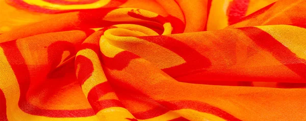 质地丝绸，织物红色背景与漆黄色的花朵 — 图库照片