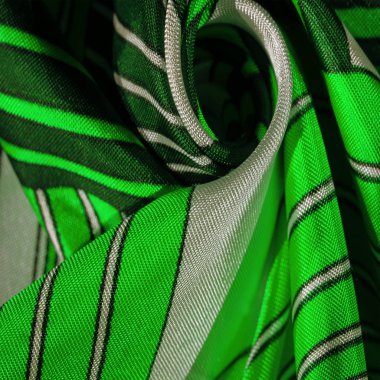 Doku, yeşil çizgili desenli ipek kumaş. Tasarım o