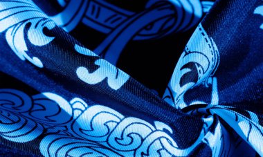 doku, arka plan, monogram desenli siyah ipek kumaş E