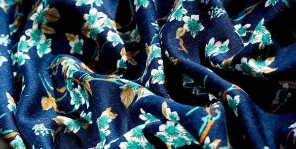 Текстура, фон, узор, ткань голубого цвета с зелеными цветами f — стоковое фото