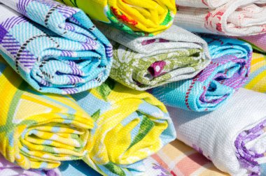 Doku arka planı, desen. Bir tabl üzerine yığılmış farklı kumaşlar