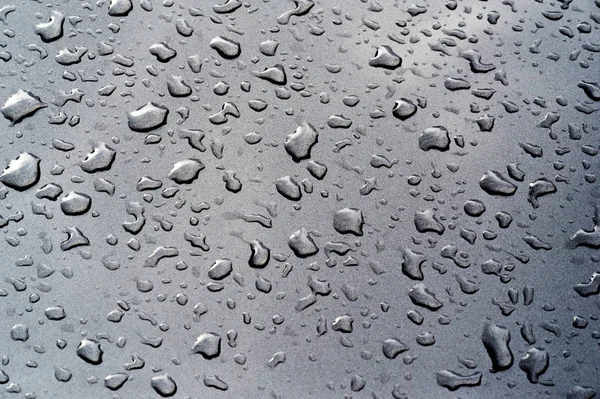 Yaz yağmuru, araba boyasu su damlaları. küçük bir yuvarlak veya p — Stok fotoğraf