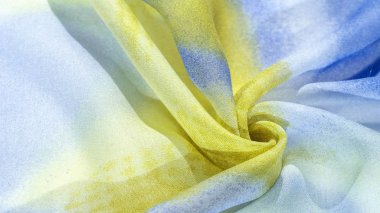 soluk mavi ipek kumaş, sarı ve beyaz, soyut desen ve