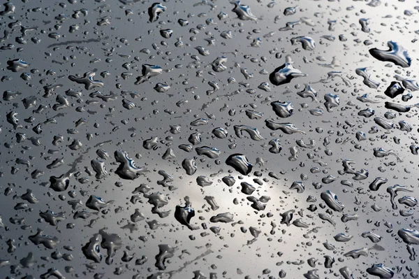 Sommerregen, Wassertropfen auf dem Autolack. eine kleine Runde oder p — Stockfoto