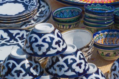 Ulusal süseşyaları ile dekore edilmiş el yapımı ürünler, Özbekistan