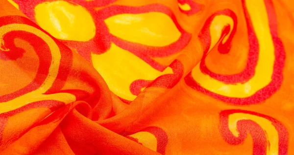 Текстура шелк, ткань красный фон с окрашенными желтыми цветами — стоковое фото