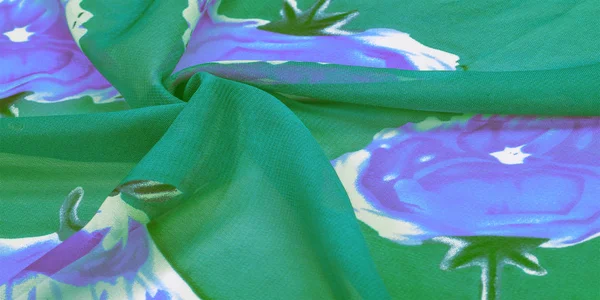 Textura, fundo, tecido de seda verde com uma impressão floral azul . — Fotografia de Stock