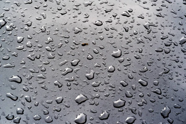 Chuva de verão, gotas de água na pintura do carro. uma pequena rodada ou p — Fotografia de Stock