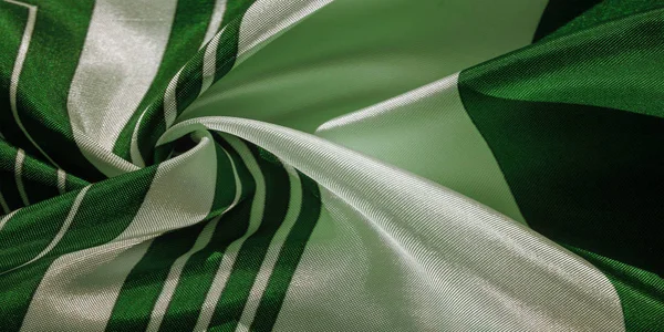 Текстура, шелковая ткань с зеленым полосатым узором. Дизайн — стоковое фото