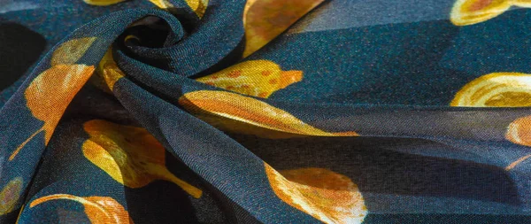 Tejido de seda, azul con estampado de hojas otoñales de color amarillo . —  Fotos de Stock