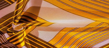 Doku, arka plan, sarı çizgili desenli ipek kumaş. 