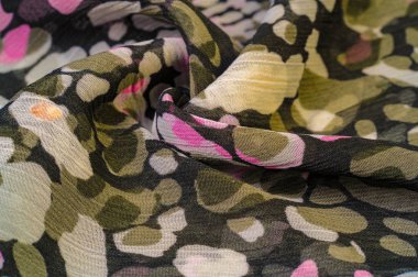 Dokulu tasarım, ipek kumaş, kadın eşarp, beyaz pembe kırmızı kaş