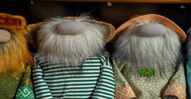 Doku, geçmiş, şekil, halk sanatı, sakallı ve bıyıklı komik Rus erkekleri. Oyuncak bebek.