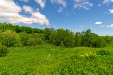 Bahar fotoğrafçılığı, çayırlar, tarlalar, vadiler, tepeler, kırsal alanlar. Dik yamaçlı, derin, dar bir vadi..