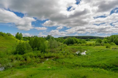 Bahar fotoğrafçılığı, çayırlar, tarlalar, vadiler, tepeler, kırsal alanlar. Dik yamaçlı, derin, dar bir vadi..