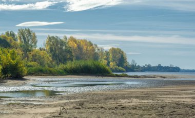 Sonbahar manzarası kumlu kıyılar, yarıklar ve esnemeler, koyu mavi soğuk su, gözleri yakalamak için hüzünlü bir zaman, yaza renkli bir veda