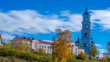 Sonbahar fotoğrafçılığı, nehrin taşkın ovası, ama şimdiye kadar sadece sonbahar altın, ne yağmur ne de rüzgar var, ve altın yaprak yeryüzüne uçuyor, ruhun özlemle doluyor..