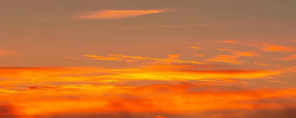 Foto Del Cielo Con Nuvole Albe Tramonti Toni Giallo Arancio — Foto Stock