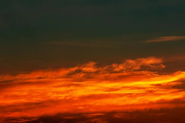 Foto Céu Com Nuvens Nascer Sol Pôr Sol Tons Laranja — Fotografia de Stock