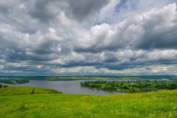 Sommarlandskap Stor Översvämmande Flod Ängsblommor Stranden Floden Mäktiga Moln Himlen — Stockfoto