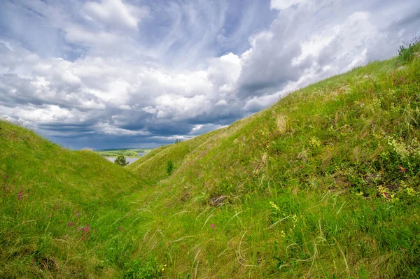 Letní Fotografie Zelená Tráva Silné Bouřkové Mraky Modrá Obloha Turistická — Stock fotografie