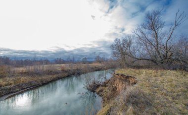 Sonbahar kış manzarası, Kasım. Ay sonuna kadar. Üzücü, kasvetli bir mevsim, doğa karı bekliyor.,