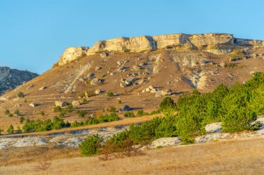 Kırım sonbahar yarımadasının fotoğrafları, Beyaz Ak-Kaya kayası, Belogorsky bölgesi, Biyuk-Karasu nehri, Mousterian çağı, Sarmatlar ve İskitler 'in yerleşim yerleri, Altyn Teshik mağarası.