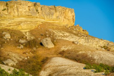 Kırım sonbahar yarımadasının fotoğrafları, Beyaz Ak-Kaya kayası, Belogorsky bölgesi, Biyuk-Karasu nehri, Mousterian çağı, Sarmatlar ve İskitler 'in yerleşim yerleri, Altyn Teshik mağarası.