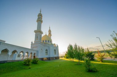 Beyaz Cami antik Bulgar yerleşiminin dışında yer alıyor ve Hindistan 'daki ünlü Tac Mahal Sarayı' na benziyor. 