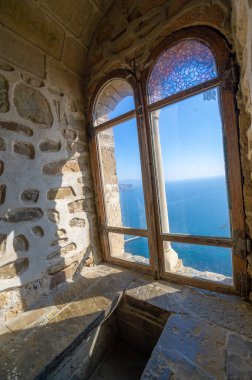 Ceneviz kayası olarak da bilinen Kırım yarımadasının, Sudak kalesinin fotoğrafları, kale 212 yılında Alanlar, Hazarlar veya Bizanslılar, Padişah-Jami Camii, Müze-Rezerv Sudak Kalesi tarafından inşa edildi.