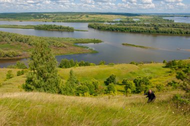Yaz manzarası, bir kanaldan denize, bir göle ya da başka bir dereye akan büyük bir doğal su akıntısı. Sel, nulla, sıvı, ford. Yüksek tepe kıyıları