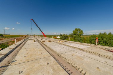 Mühendislik yapılarının fotoğrafı. Nehir üzerinde bir yol köprüsü inşaatı