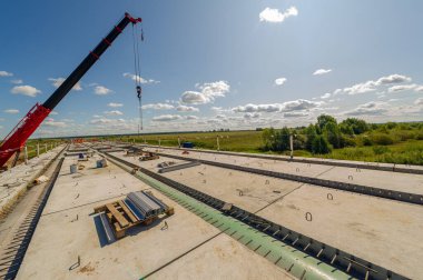 Mühendislik yapılarının fotoğrafı. Nehir üzerinde bir yol köprüsü inşaatı