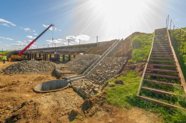 Mühendislik yapılarının fotoğrafı. Nehir üzerinde bir yol köprüsü inşaatı