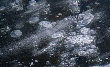 Sokakta buz var, nehirde buz var, buz kabarcıkları buzda sıkışmış, alışılmadık renkte buz mimarisi