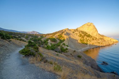 Kırım Yarımadası 'nın fotoğrafları. Golitsyn izleri Green Bay 'in güneybatı kıyısından geliyor. İzler, Çar II. Nicholas 'ın gelmesiyle Prens Golitsyn' in emriyle dikildi..