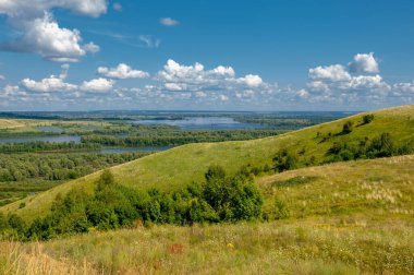 Yaz manzarası, bir kanaldan denize, bir göle ya da başka bir dereye akan büyük bir doğal su akıntısı. Sel, nulla, sıvı, ford. Yüksek tepe kıyıları