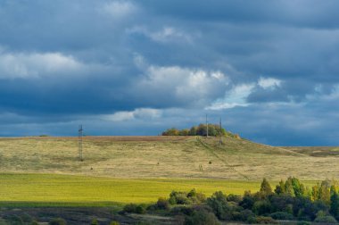 Sonbahar manzara fotoğrafı. Avrupa 'nın düz bitki örtüsü. Çayırlar, vadiler, çalılıklar, açık yaprak döken veya karışık ormanlar. Eylül 'de Meadows