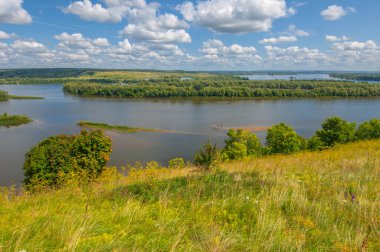 Yaz manzarası, bir kanaldan denize, bir göle ya da başka bir dereye akan büyük bir doğal su akıntısı. Sel, nulla, sıvı, ford. Yüksek tepe kıyıları