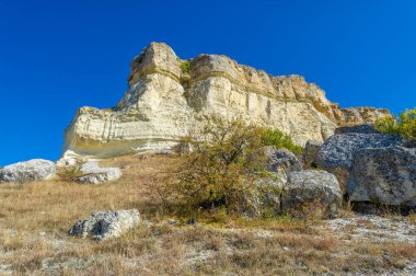 Kırım sonbahar yarımadasının fotoğrafları, Beyaz Ak-Kaya kayası, Belogorsky bölgesi, Biyuk-Karasu nehri, Mousterian çağı, Sarmatlar ve İskitler 'in yerleşim yerleri, Altyn Teshik mağarası.