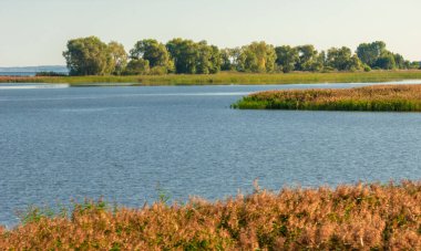 Yaz manzarası, dünyanın Avrupa bölgesinde büyük ve güçlü bir nehir. Bulgar, Volga 'nın sol kıyısında, Kazan' a 140 kilometre mesafede bulunuyor. Daha önce, Spassk olarak biliniyordu..