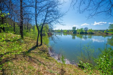 Göletin, kaynağın, huş ağacının fotoğrafları. Göl, karayla çevrili bir havzanın içinde yer alan suyla dolu bir alandır, herhangi bir nehir ya da diğer çıkış noktası hariç.