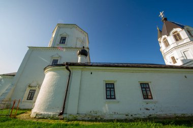 Kutsal Bakire Meryem 'in Varsayımı Kilisesi, Bulgar Müzesi-Rezerv binasının mimari ve tarihsel kompleksinin Müslüman dini mekanlarına yakın bir yerde yer almaktadır..